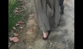 una moglie giapponese che cammina nel parco