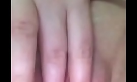 trinh gái dùng ngón tay mình