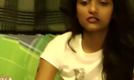 Hinduskie pieprzenie film College Teen Divya Striptease Show