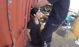 Screw the Cops - Latina stoute meid betrapt op het zuigen van een politie lul