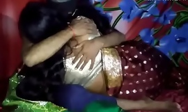 Vruća Lusty plavokosa indijska tetka zajebava se s vozačem automobila