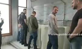Il poliziotto entra nel bagno gay per l'accoppiamento avanzato