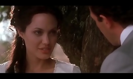 Анджелина Джоли напоминает секс-главу из негодяя с раздражающим оригинальным болваном рядом с HD