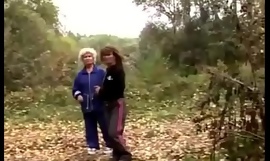 Nonna lesbiche amore in il foresta