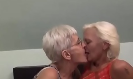 毛茸茸的奶奶尝试女同性恋性爱
