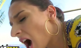BANGBROS - Sheena Ryder förvärvar kommer inte att höra för Ass Aperture Ass i Mike Adriano's Cock (Del 1 för 2)