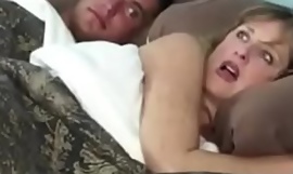 Madre pone a su hijo en la cama mientras su esposo viaja y estupideces - red movies porn tube