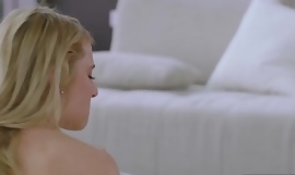 TUSHY Tiny Blonde hat sich für eine Analinvasion in der Sketch Street interessiert