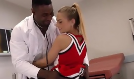 La bella teenager Sydney Cole scopa il cazzo nero del dottore che circonda un centro sanitario
