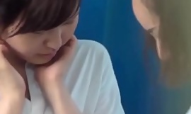 Japanske teen lesbiske udenfor bliver udspioneret