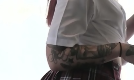 Une beauté emo tatouée en levrette passionnément