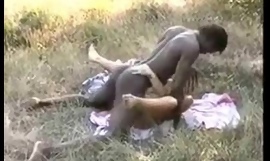 الثور الأفريقي يمارس الجنس مع زوجته مع زوج الديوث
