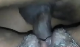 Eine erstaunliche Ex-Freundin saugt einen harten, fetten Schwanz in einem privaten Video