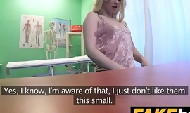 Fake Hospital Fit Blondine lutscht einen Schwanz, damit der Arzt ihr größere Brüste gibt