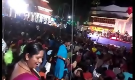 阿姨屁股舞蹈在音乐会更多访问印度偷窥xnxx