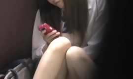 Adolescente japonesa orina en público