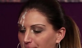 Flirty Pfirsich bekommt Cumshot auf ihrem Gesicht schlucken alle setzen betonen Sperma