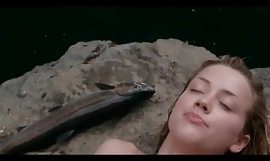 Amber Heard обнаженная плавает в реке, почему