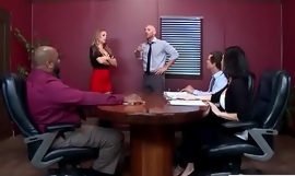 Hardcore Sex Yon Office avec une fille aux seins énormes (Nicole Aniston) vid-20
