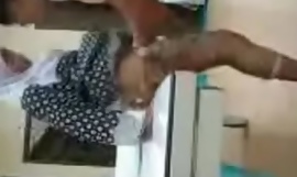 Malayo hijab chica follada por su jefe jefe en hacer un problema de oficina