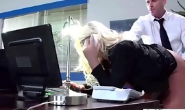 Une travailleuse aux gros seins (julie cash) se fait défoncer et baiser au bureau movie-22