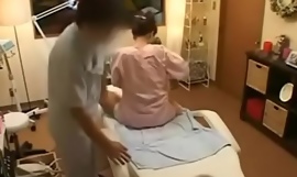 Japonesa espera un masaje y es molestada en su lugar