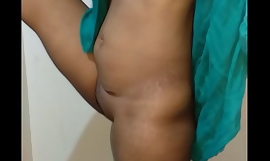 Indijska novopečena Bhabhi masaža tijela Samo kupelj
