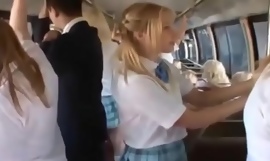 Sekolah gadis dalam a bas