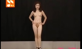 Taiwan Catholic Sexy Lingerie Sham - modelo posando en bragas y lencería queriendo sujetador
