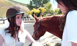 Sappige jonge crunchies Henchman Evans, Kara Debit waarderen hun laadbestelling bij Fruity Riding School