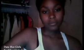 Femme noire étouffante taquinant sur la cam avec dire non à un joli mamelon
