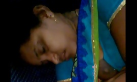 Rajam Mallu Tante vergessen, ihre Bluse zu haken, nachdem sie dem Passagier Milch gegeben hat