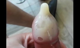 Sperma în prezervativ