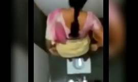 Desi tia urinando respeitando público banheiro
