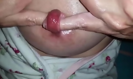 Большой грудь соска палец