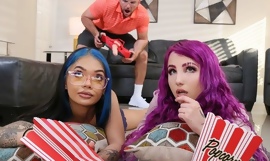 Dos pervertidas universitarias chicas dando placer JMac en la sala de estar