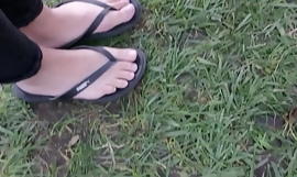 uppriktig liten asiatisk högskola tjej fötter in flip flops HD