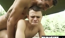 Lille ung twink dreng dyb anal doggystyle bankende ved hær lejr-FUNSIZEBOYS PORN