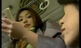 Jepang Lesbian di a bus. Apakah siapa saja memiliki panjang panjang video atau film kode?