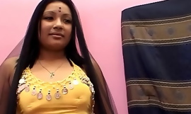 Gordita india cuñada está haciendo su primer casting porno