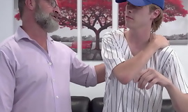 Pappa massage son efter baseboll spel - FAMILYTWINK sex film
