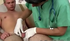 Dokter tambah oleh anak laki-laki telanjang dong galeri gembira keluhan dari hukum usia remaja span As A he