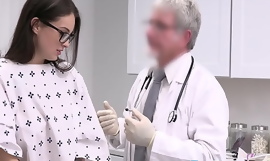 Nörtti teini potilas antaa lääkäri naida Her- Maddy toukokuu