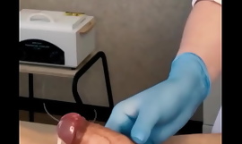 Пацијент ЦУМ снажно током прегледа процедуре у лекару'с руке