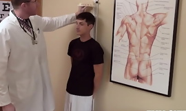 FunSizeBoys - Zawieszony lekarz pieprzy tiny pacjent na oklep podczas fizyczne