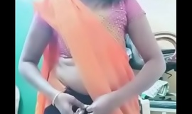Swathi naidu seksi ditambahkan pada romantik dotard dalam saree oren