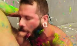 Hot gays splatter varandra andra med måla sedan fan