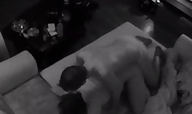 Радознали стрејт пријатељи ухваћени јебање на скривеној камери без седла у ретро белим ЦК гаћицама