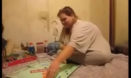 Fat Bitch verliert Monopoly Game und wird dadurch gezüchtet