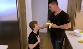 Banan Trick Med pappa och son - GayDaddyTwink xxx film